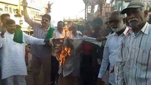 ಕಳಸಾ ಬಂಡೂರಿ ಹೋರಾಟಗಾರರಿಂದ ಪ್ರಧಾನಿ ಮೋದಿ ಪ್ರತಿಕೃತಿ ದಹನ