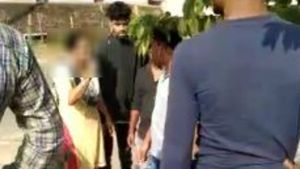  ಶೀಲ ಶಂಕಿಸಿ ಕರಪತ್ರ ಹಂಚಿದ ವ್ಯಕ್ತಿ; ನಡುರಸ್ತೆಯಲ್ಲೇ ಬಿತ್ತು ಗೂಸ