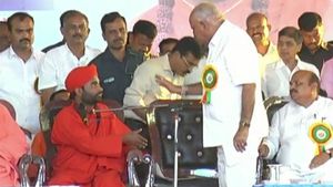 ಸ್ವಾಮೀಜಿ Vs ಯಡಿಯೂರಪ್ಪ: ಯಾರು ಸರಿ? ಯಾರದು ತಪ್ಪು?