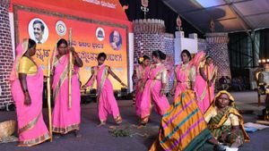 'ಮಹಿಳೆಯರು ದೇಗುಲಗಳ ಪ್ರವೇಶಕ್ಕೆ ಹಾಕುವ ಶ್ರಮ ಸಂಸತ್ ಪ್ರವೇಶಕ್ಕೆ ಹಾಕಲಿ'