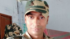 ಹಿಂಸಾಚಾರದಲ್ಲಿ ಮನೆ ಕಳೆದುಕೊಂಡ ಯೋಧನಿಗೆ ಬಿಎಸ್‌ಎಫ್ ಮದುವೆ ಗಿಫ್ಟ್!