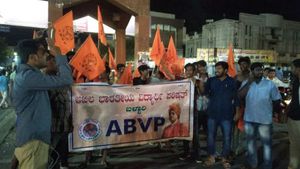 ಬಳ್ಳಾರಿಯಲ್ಲಿ ಅಮೂಲ್ಯ ವಿರುದ್ಧ ರಾತ್ರಿ ಪ್ರತಿಭಟನೆಗಿಳಿದ ಎಬಿವಿಪಿ