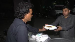 ಈಶಾನ್ಯ ದೆಹಲಿ ಹೊತ್ತಿ ಉರಿದರೂ ಜನ ಮಾನವೀಯತೆ ಮರೆತಿಲ್ಲ 
