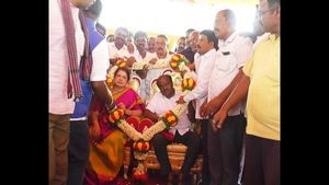 ನಿಖಿಲ್ ಮದ್ವೆಗೆ ಜನತೆಯನ್ನು ಆಮಂತ್ರಿಸಿದ ಎಚ್ಡಿಕೆ ದಂಪತಿ