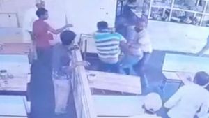 Video; ಹುಬ್ಬಳ್ಳಿಯಲ್ಲಿ ಗುರಾಯಿಸಿದ್ದಕ್ಕೆ ನಡೆಯಿತು ಯುವಕರ ಮಾರಾಮಾರಿ