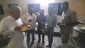 ಕಳಪೆ ಊಟ: ಡಿಸಿಎಂ ಕಾರಜೋಳ ತರಾಟೆ, ಎಚ್ಚರಿಕೆ!