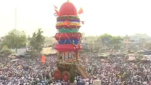 ಜನ ಸಾಗರದ ನಡುವೆ ಸಾಗಿತು ಕೊಟ್ಟೂರೇಶ್ವರನ ವೈಭವದ ತೇರು