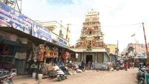 ಮಾಲೂರಿನ ಈ ದೇಗುಲಕ್ಕೆ ಬಾಗಿಲೂ ಇಲ್ಲ, ಅರ್ಚಕರೂ ಇಲ್ಲ...