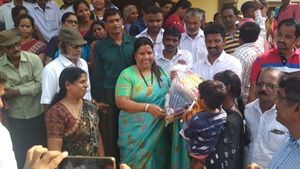 ನೆರೆ ಸಂತ್ರಸ್ತರಿಗೆ ಅವಧಿ ಮೀರಿದ ಪಾಮ್ ಎಣ್ಣೆ ವಿತರಿಸಿದ ಶಾಸಕಿ