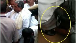 ಆಪ್ತ ಸಹಾಯಕನಿಂದ ಶೂ ಹಾಕಿಸಿಕೊಂಡ ಸಿದ್ದರಾಮಯ್ಯ