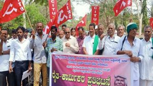 ಡೊನಾಲ್ಡ್ ಟ್ರಂಪ್ ಭಾರತ ಭೇಟಿ ವಿರೋಧಿಸಿ ಮೈಸೂರಲ್ಲಿ ಪ್ರತಿಭಟನೆ