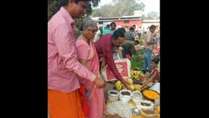  ಜಮಖಂಡಿಯಲ್ಲಿ ವಾರದ ಸಂತೆಗೆ ಬಂದು ತರಕಾರಿ ಖರೀದಿಸಿದ ಸುಧಾಮೂರ್ತಿ