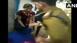  ವಿಡಿಯೋ: ಅಕ್ರಮ ಸಂಬಂಧ ಒಪ್ಪದ ಪತ್ನಿಗೆ ರಸ್ತೆಯಲ್ಲೇ ಥಳಿಸಿದ ಪೊಲೀಸ್