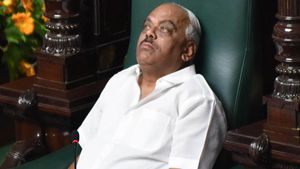 ಕೈಸನ್ನೆಯಲ್ಲಿ ಕಾಂಗ್ರೆಸ್ ಅನ್ನು 'ತಿನ್ನೋ ಕಾಂಗ್ರೆಸ್' ಅಂದ ರಮೇಶ್ ಕುಮಾರ್ 