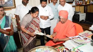 ಅಕ್ಕಿ, ಗೋಧಿ ನಿಲ್ಲಿಸಿದ ವಿವಾದ; ಸಿದ್ದಗಂಗಾ ಮಠಕ್ಕೆ ಸಚಿವರ ಭೇಟಿ 