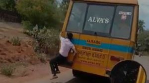  ದಿಗಿಲು ಹುಟ್ಟಿಸುವ ವಿಡಿಯೋ; ಚಲಿಸುತ್ತಿರುವ ಬಸ್ ಹಿಂದೆ ವಿದ್ಯಾರ್ಥಿ ಸರ್ಕಸ್