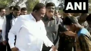 ವಿಡಿಯೋ: ಈ ಸಚಿವರ ಕಾಲಲ್ಲಿರುವ ಚಪ್ಪಲಿ ತೆಗೆಯಲು ಪುಟ್ಟ ಬಾಲಕನೇ ಬೇಕು 