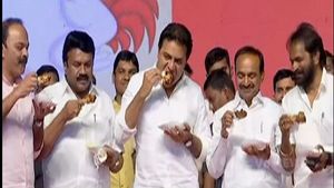 ಕೊರೊನಾ ಜಾಗೃತಿಗಾಗಿ ಸಾರ್ವಜನಿಕ ಸಭೆಯಲ್ಲೇ ಚಿಕನ್ ಪೀಸ್ ತಿಂದ ಸಚಿವ