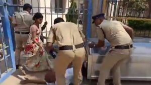 ವಿಡಿಯೋ; ಕಂದಮ್ಮನಿಗಾಗಿ ಕಣ್ಣೀರು ಹಾಕುತ್ತಿದ್ದ ತಂದೆಗೆ ಒದ್ದ ಪೊಲೀಸ್