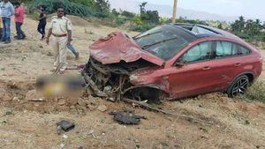ಬಳ್ಳಾರಿಯಲ್ಲಿ ಕಾರು ಅಪಘಾತ; ಕಾರಿನಲ್ಲಿದ್ದುದು ಆರ್ ಅಶೋಕ್ ಮಗ?