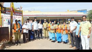 ರಾಮನಗರದಲ್ಲಿ ನಿರ್ಗತಿಕರಿಗೆ ಆಸರೆಯಾದ ಎಚ್ಡಿಕೆ ಅಭಿಮಾನಿಗಳು
