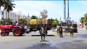 ಕೊರೊನಾ ತಡೆಗಟ್ಟಲು ಗ್ರಾಮಕ್ಕೆ ಔಷಧಿ ಸಿಂಪಡಿಸಿದ ಯುವಕರು