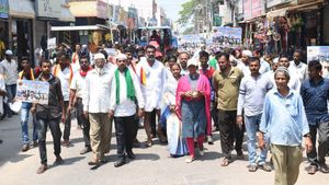  ಮಂಡ್ಯದಲ್ಲಿ ಸಕ್ಕರೆ ಕಾರ್ಖಾನೆಗಳ ಉಳಿವಿಗೆ 1 ರೂ ಸಂಗ್ರಹ