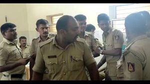  ಆದಿಚುಂಚನಗಿರಿಯಿಂದ ಹೊರಟಿದ್ದ ಪೊಲೀಸ್ ವಾಹನ ಪಲ್ಟಿ; 25 ಜನರಿಗೆ ಗಾಯ