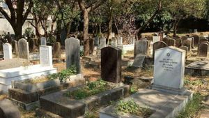 ಹೂಗಳಿಲ್ಲದೆ, ಬಂಧುಗಳಿಲ್ಲದೆ ಅಪ್ಪನ ಅಂತ್ಯಸಂಸ್ಕಾರ ಮಾಡಿದ ಮಗ