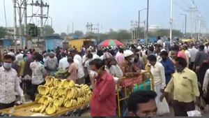 ಬೆಳಗಾವಿಯಲ್ಲಿ ಮುಗಿಬಿದ್ದ ಜನರು: ಲಾಕ್ ಡೌನ್ ಲೆಕ್ಕಕ್ಕಿಲ್ಲ