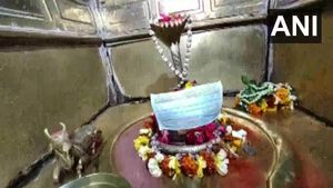 ಕಾಶಿಯ ವಿಶ್ವನಾಥನಿಗೂ ಕೊರೊನಾ ಭಯ: ದೇವರಿಗೂ ಬಂತು ಮಾಸ್ಕ್ 