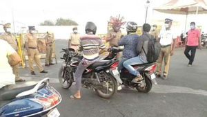 ಪೊಲೀಸರಿಗೆ ಹೆದರದವರು, ಕೊರೊನಾ ಹೆಲ್ಮೆಟ್ ಕಂಡು ಮನೆಗೆ ಓಡಿದ್ರು 
