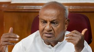 ಒಕ್ಕಲಿಗರ ಸಂಘಕ್ಕೆ ನಾಚಿಕೆಯಾಗಬೇಕು: ದೇವೇಗೌಡ ಗರಂ