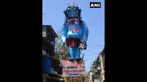 ಮುಂಬೈನಲ್ಲಿ ಕೊರೊನಾ ವೈರಸ್‌ ಪ್ರತಿಕೃತಿ ಸುಟ್ಟು ಹೋಳಿ ಸಂಭ್ರಮಾಚರಣೆ