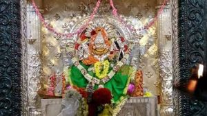 ದುಗ್ಗಮ್ಮನ ಜಾತ್ರೆಯಲ್ಲಿ ಅರೆ ಬೆತ್ತಲೆ ಹರಕೆ; ತರಾಟೆ ತೆಗೆದುಕೊಂಡ ಡಿಸಿ