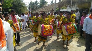 ಗಂಡು ಕಲೆ ಡೊಳ್ಳು ಕುಣಿತ ಕರಗತ ಮಾಡಿಕೊಂಡ ಯುವತಿಯರು 