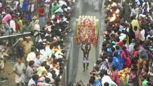  ಕೊರೊನಾ ಆತಂಕದ ನಡುವೆಯೂ ಬಿಸಿಲೇಶ್ವರಿ ಕೊಂಡ ಮಹೋತ್ಸವದಲ್ಲಿ ಜನಜಾತ್ರೆ 