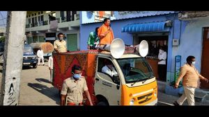 ಕೊರೊನಾ ಜನಜಾಗೃತಿಗಾಗಿ ಮೈಕ್ ಹಿಡಿದು ಬೀದಿಗಿಳಿದ ಮಠಾದೀಶ!