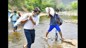 ಲಾಕ್‌ಡೌನ್: ಕಾಡಿನಲ್ಲಿ 3ಕಿಮೀ ನಡೆದು ದಿನಸಿ ತಲುಪಿಸಿದ ಡಿಸಿ..!