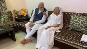 ಕೊರೊನಾ ನಿಯಂತ್ರಣಕ್ಕೆ 25 ಸಾವಿರ ನೀಡಿದ ಮೋದಿ ತಾಯಿ 