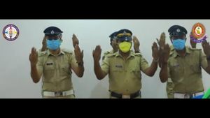 ಕೊರೊನಾ ಜಾಗೃತಿ: ಕೇರಳ ಪೊಲೀಸರ ಕೈ ತೊಳಿಯೋ ಡ್ಯಾನ್ಸ್ ವೈರಲ್ 