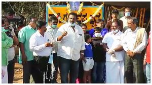 ತಂದೆಯ ಜನ್ಮದಿನದ ಸ್ಮರಣೆಗಾಗಿ ಉಚಿತ ಮಾಸ್ಕ್ ವಿತರಿಸಿದ ವೈದ್ಯ 