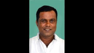 ಕೋರ್ಟ್ ಆದೇಶ ಉಲ್ಲಂಘನೆ: ಜೆಡಿಎಸ್ ಜಿಲ್ಲಾಧ್ಯಕ್ಷನ ವಿರುದ್ಧ ದೂರು