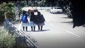 ವಿಡಿಯೋ: ರಸ್ತೆಯಲ್ಲಿ ಹೋಗುತ್ತಿದ್ದ ವಿದ್ಯಾರ್ಥಿಗಳಿಗೆ ಕಾರು ಡಿಕ್ಕಿ, ಗಂಭೀರ ಗಾಯ 