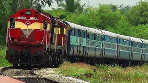 ಬೆಂಗಳೂರು:ಕೊರೊನಾ ಹೊಂದಿದ್ದ ಮಗನನ್ನು ಬಚ್ಚಿಟ್ಟಿದ್ದ ರೈಲ್ವೆ ಅಧಿಕಾರಿ ಅಮಾನತು 