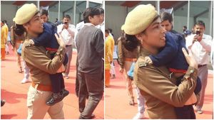 ಮಗನನ್ನು ಎತ್ತಿಕೊಂಡೇ ಡ್ಯೂಟಿಗೆ ಹಾಜರ್: ಕಾನ್ಸ್ ಟೇಬಲ್ ನಿಷ್ಟೆಗೆ ಸೆಲ್ಯೂಟ್