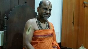 ಪುತ್ತಿಗೆ ಮಠದಿಂದ ಸಿಎಂ ಪರಿಹಾರ ನಿಧಿಗೆ 10 ಲಕ್ಷ ರೂ.