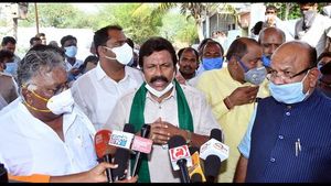 ಆತ್ಮಹತ್ಯೆ ಪರಿಹಾರವಲ್ಲ, ಅನ್ನದಾತರೆ ಆತ್ಮಸ್ಥೈರ್ಯದಿಂದಿರಿ: ಬಿ.ಸಿ.ಪಾಟೀಲ 