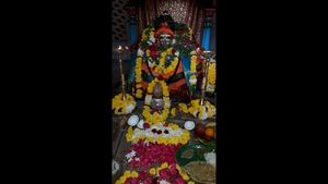 ಲಾಕ್‌ಡೌನ್ ನಡುವೆ ಕಲಬುರಗಿಯ ರಾವೂರ ಗ್ರಾಮದಲ್ಲಿ ಜಾತ್ರೆ, ರಥೋತ್ಸವ 