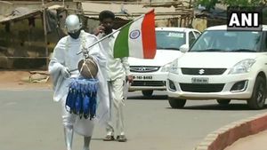 ಮಹಾತ್ಮ ಗಾಂಧಿ ವೇ‍ಷದಲ್ಲಿ ಸ್ಲಂ ಜನರಿಗೆ ಮಾಸ್ಕ್ ವಿತರಿಸಿದ ವ್ಯಕ್ತಿ 